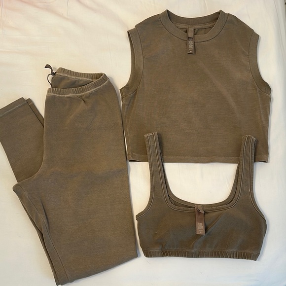 SKIMS Tops - Skims outdoor collection top, bra and Leggings Set